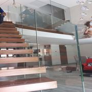 Cristalerías Crespo Decoración escaleras en madera con barandilla