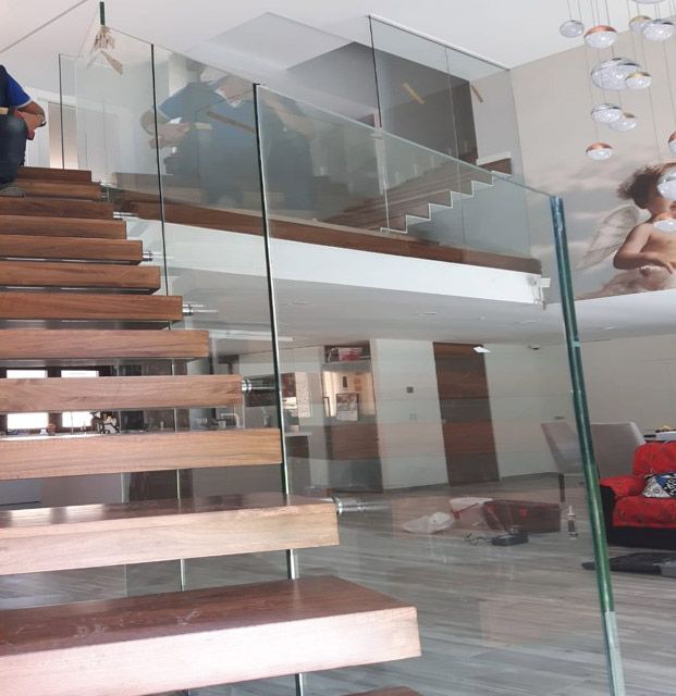 Cristalerías Crespo Decoración escaleras en madera con barandilla